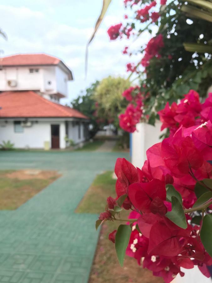 White Rose Beach Resort Marawila Dış mekan fotoğraf